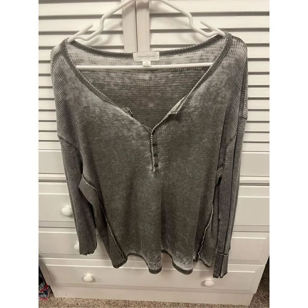 New Treasure & Bond Henley button v-neck collar exposed seam gray and white ther